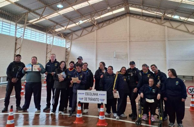 Palestra sobre regras de trânsito na APAE.